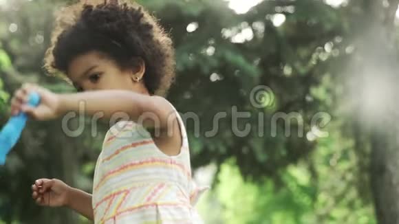 非洲裔美国小女孩在公园里玩肥皂泡视频的预览图