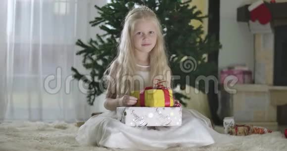 圣诞背景下一位金发白眼头戴皇冠的白人女孩的画像视频的预览图