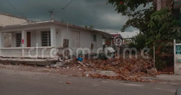 波多黎各Guanica一条街上的地震破坏视频的预览图