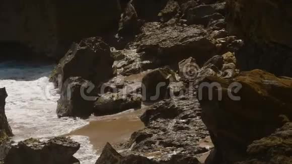 波浪在波多黎各海滩的岩石上撞击视频的预览图