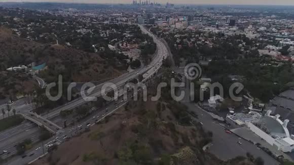 洛杉矶天际线在早上高速公路上的交通加州美国鸟瞰图视频的预览图