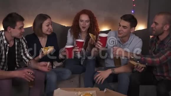 各种朋友的画像都在庆祝披萨快乐地喝啤酒干杯开心的聚会视频的预览图