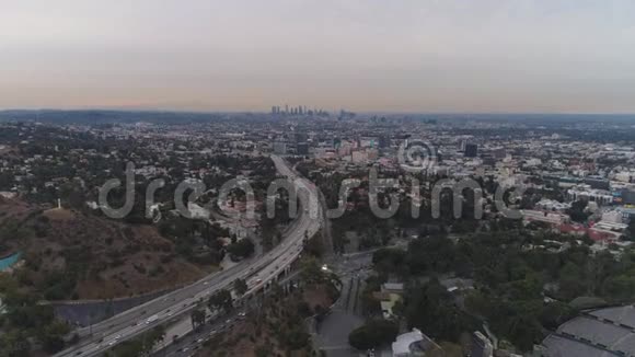 洛杉矶市早上高速公路上的交通加州美国鸟瞰图视频的预览图