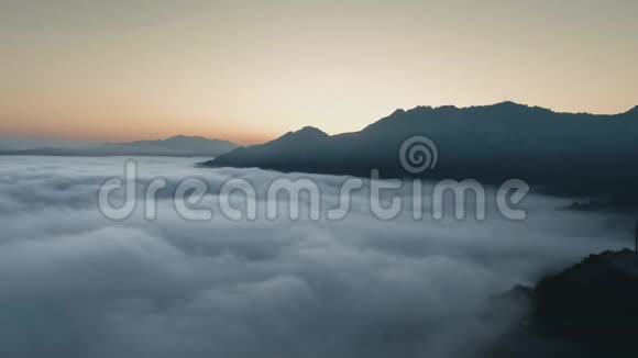 空中照相机可以看到如画般的云层日落时太阳就躲在山后视频的预览图