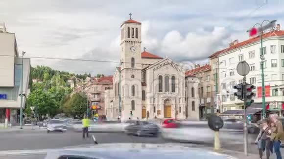 城市的交通和人们在圣约瑟夫教堂门前的十字路口蒂托瓦街的时间推移过度视频的预览图