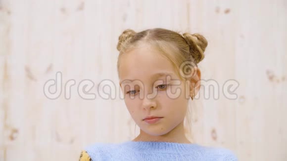 一幅美丽沮丧的小女孩俯视的肖像视频的预览图