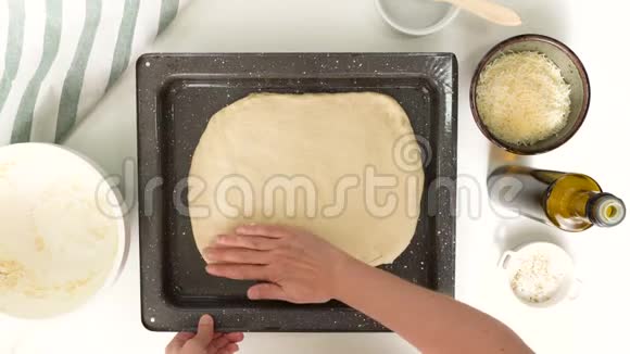 烤奶酪面包女人轻轻地把面团放在准备好的背片上视频的预览图