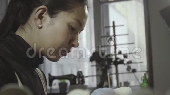 亚洲陶工在车间里釉陶器视频的预览图