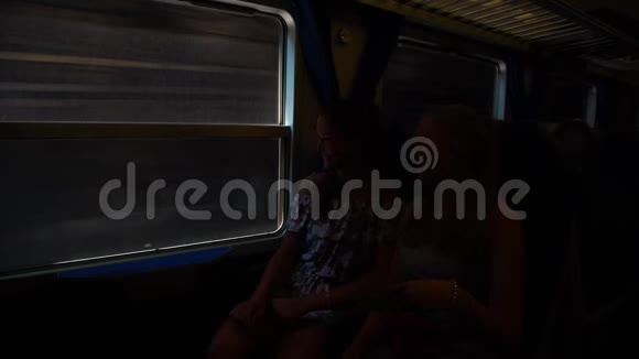 女孩在火车经过的隧道里通过窗户说话视频的预览图