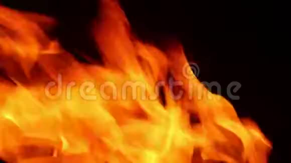 带有自然火的燃烧纸带有黑色背景片段的大火焰视频的预览图