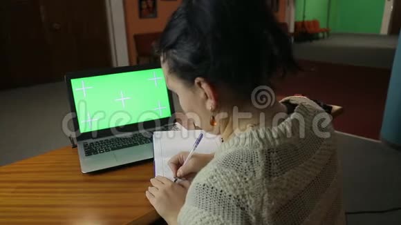 晚上一个女人在办公室里徘徊写日记喝咖啡视频的预览图