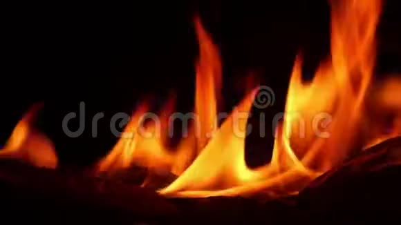 火焰火焰效果慢运动的燃烧纸黑色背景视频的预览图