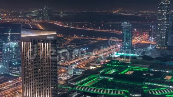 迪拜摩天大楼市中心令人惊叹的鸟瞰夜景迪拜阿拉伯联合酋长国视频的预览图