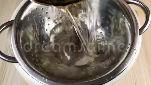浸泡过的鹰嘴豆倒进里排水近景烹饪健康食品视频的预览图