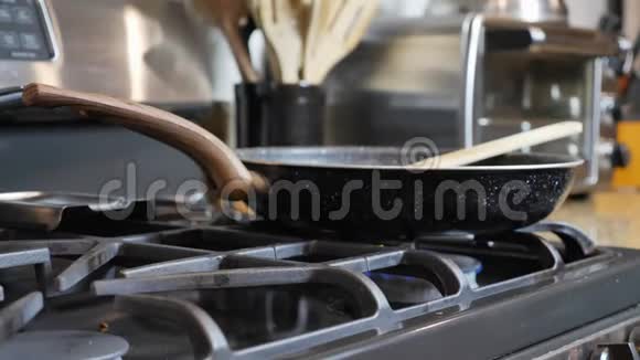 锅放在灶台上烤面包机和炊具背景模糊视频的预览图