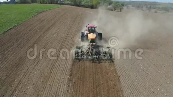 砧木与播种机玉米种子粉尘农田空中视频的预览图