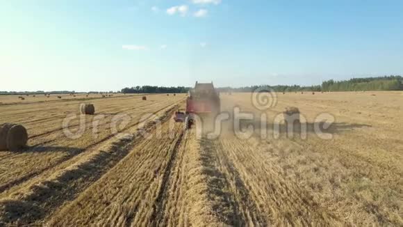 农民联合收割机收集小麦作物农村视野视频的预览图