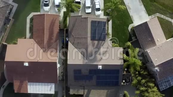 上升的鸟眼空中的房子与太阳能电池板在屋顶住宅可再生能源视频的预览图