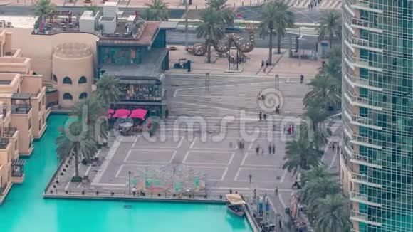 迪拜市中心喷泉区靠近商场和苏克时间流逝视频的预览图