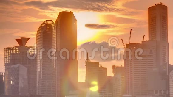 日落在新加坡市中心的天际线从水的另一面从花园的东部时间推移新加坡视频的预览图