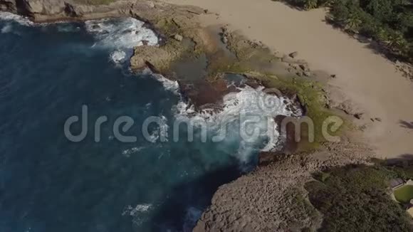 从空中俯瞰波多黎各沿海多岩石地区视频的预览图