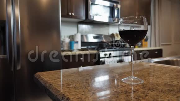 厨房的单杯葡萄酒注重背景模糊的葡萄酒视频的预览图