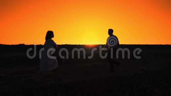 恋爱中的男人和女人在日落时跑来拥抱对方视频的预览图