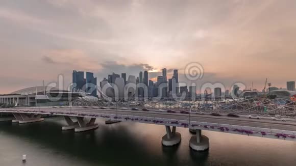 在新加坡滨海湾的海立克斯大桥和海滨大道上的日落空中观景交通时间可缩短视频的预览图