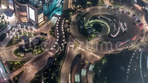 迪拜市中心街道繁忙的交通和摩天大楼周围的时间流逝视频的预览图