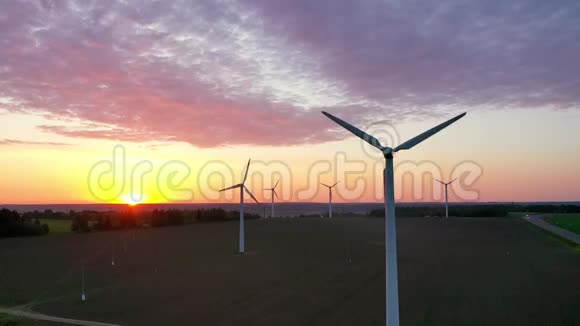 日落时风车涡轮机能源生产的鸟瞰图视频的预览图
