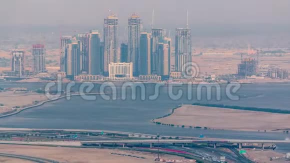 在迪拜湾建造新的摩天大楼的时间间隔迪拜阿联酋视频的预览图