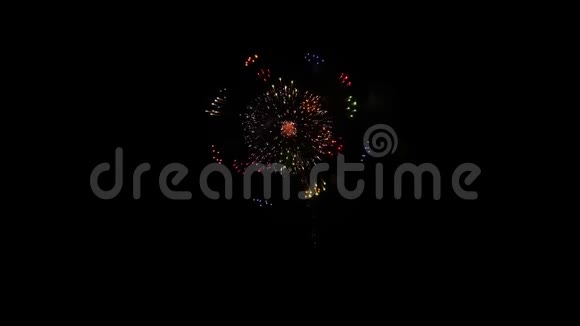 夜空中闪耀着金光的大烟花炮阿尔法绿幕动画视频的预览图