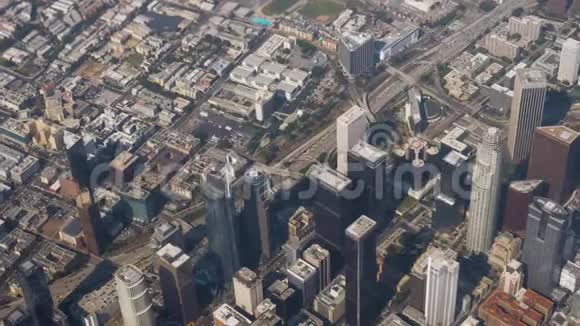 从市中心的平面窗口俯瞰摩天大楼洛杉矶视频的预览图