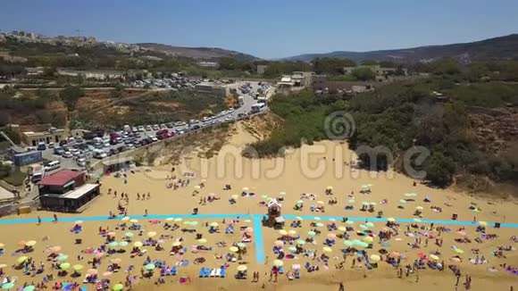 盖恩塔菲哈马耳他4K飞行在美丽的金湾海滩上空与游客在夏季上午视频的预览图
