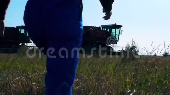 农夫用拖拉机在田里散步视频的预览图