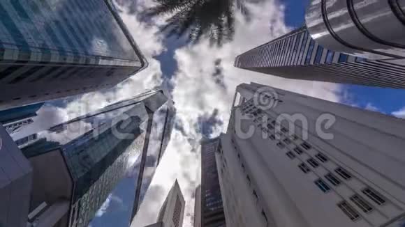 从现代商业摩天大楼玻璃和中央商业建筑的天空景观中寻找视角视频的预览图