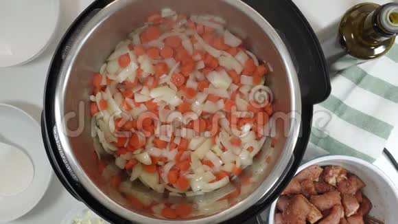 大米皮拉夫食谱将切碎的胡萝卜和洋葱放入多锅中然后加入切碎的腌制肉视频的预览图