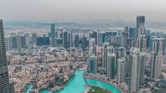 阿拉伯联合酋长国迪拜市区摩天大楼昼夜交替令人惊叹的鸟瞰图视频的预览图