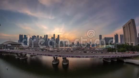 在新加坡滨海湾的Helix桥和Bayfront大道的空中观景台白天到夜间的交通十分便利视频的预览图