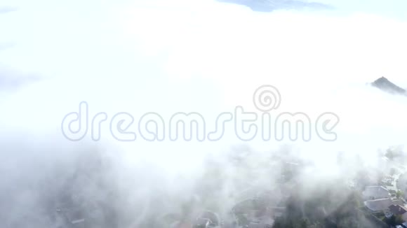 早晨雾蒙蒙的笼罩洛杉矶市郊区附近鸟瞰视频的预览图