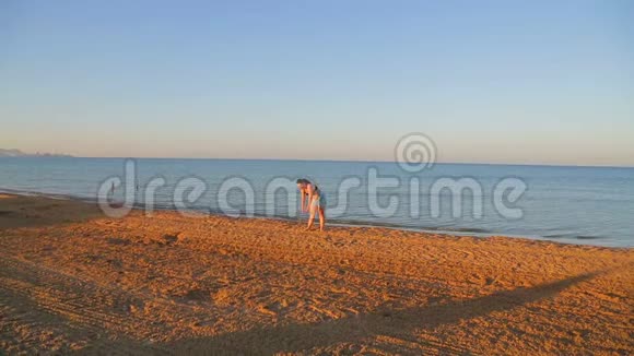 一位黑发女人在海滨斜坡上做体育锻炼视频的预览图