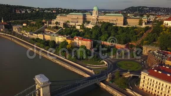 布达佩斯匈牙利4K鸟瞰布达城堡皇家宫殿日出与克拉克亚当广场和链桥视频的预览图