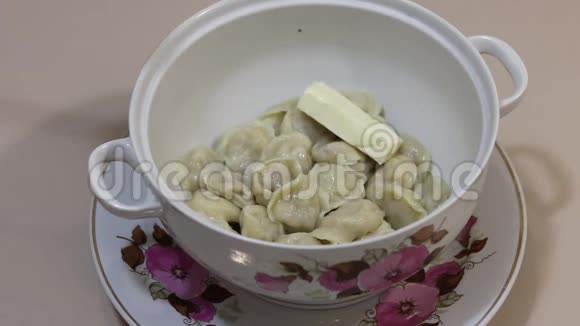 白碗里的饺子把饺子和黄油混在一起视频的预览图