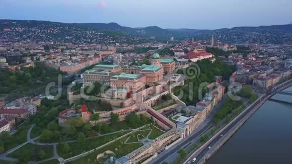 匈牙利布达佩斯黎明时分用Szechenyi链桥拍摄的Buda城堡皇家宫殿4K空中超移时间镜头视频的预览图