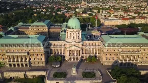 匈牙利布达佩斯布达城堡皇家宫殿4K鸟瞰图视频的预览图