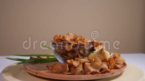 木制盘子上有洋葱和酸奶油的烤饼干视频的预览图
