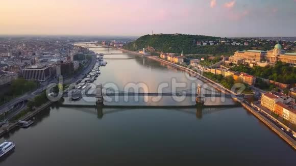匈牙利布达佩斯4K空中超移时镜头关于无人机在多瑙河和塞切尼链桥上空飞行视频的预览图