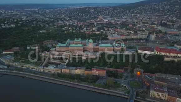 匈牙利布达佩斯4K无人驾驶飞机俯瞰布达城堡皇家宫殿视频的预览图