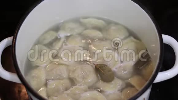 在沸水锅里煮饺子视频的预览图