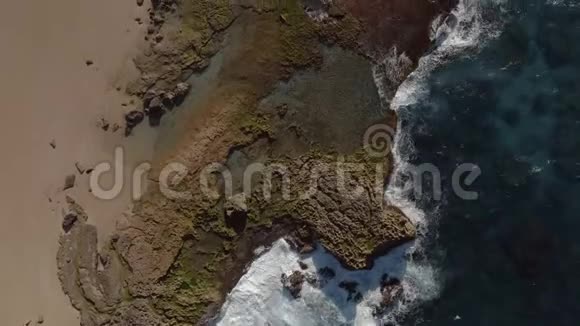 从空中俯瞰波多黎各沿海多岩石地区视频的预览图